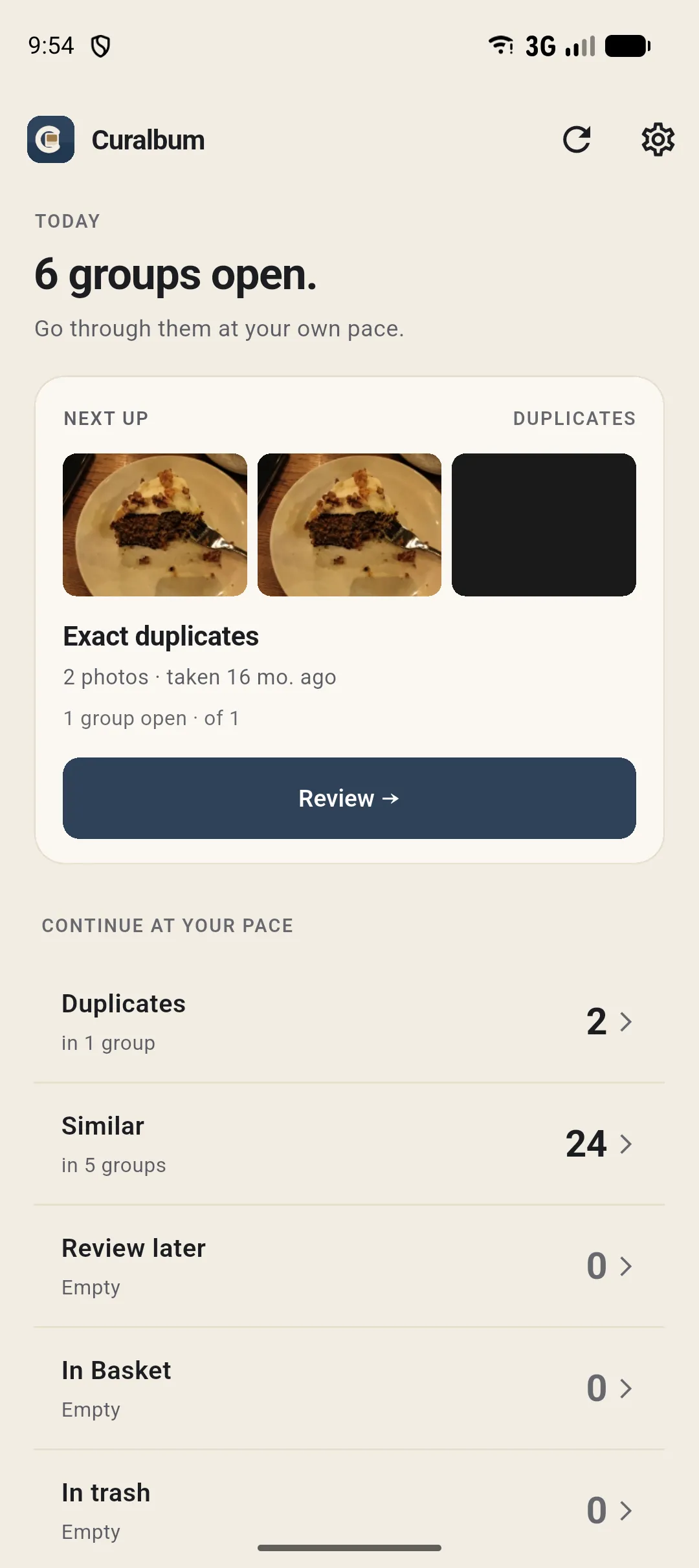 Curalbum dashboard: 6 open groups and the next review. The example photos shown were created with AI.