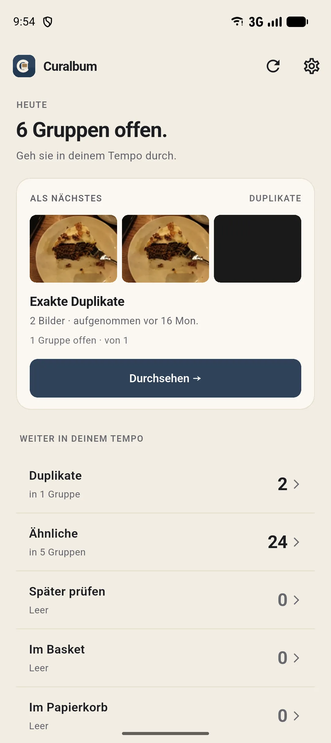 Curalbum-Dashboard: 6 offene Gruppen und die nächste Review. Die gezeigten Beispielfotos wurden mit KI erstellt.