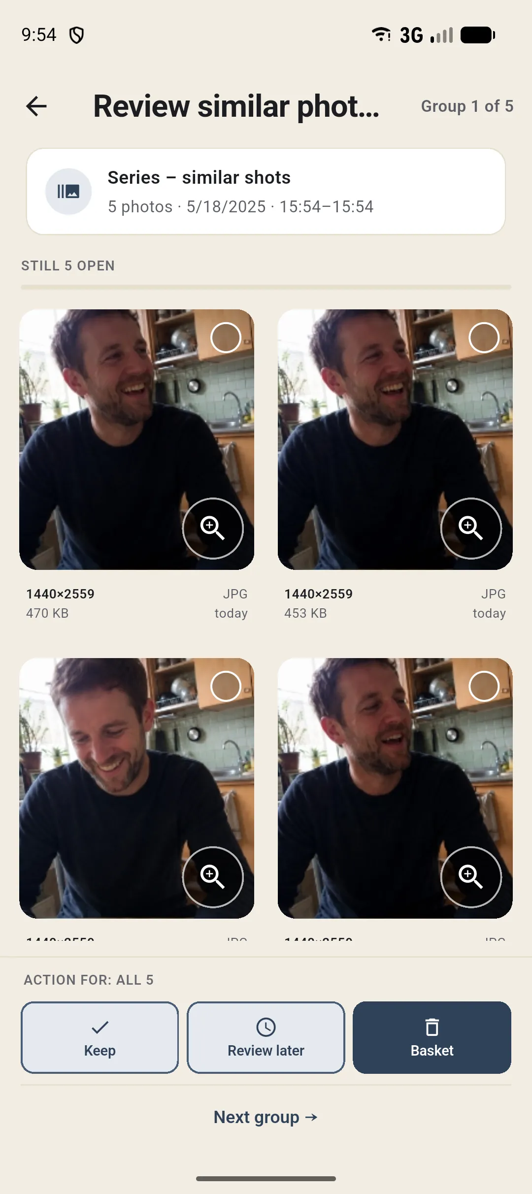 Similar series: near-identical shots in comparison. The example photos shown were created with AI.